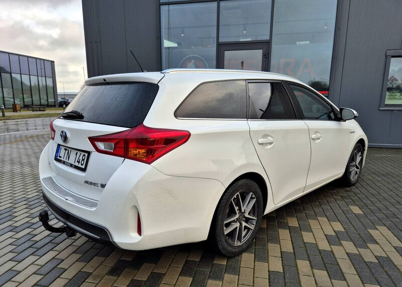 Photo 5 - Toyota Auris 2015 y Wagon