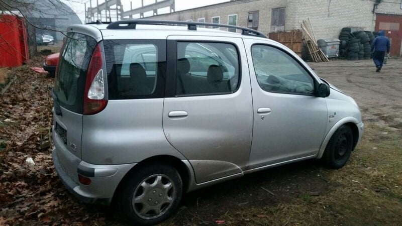 Photo 2 - Toyota Yaris Verso 2003 y parts