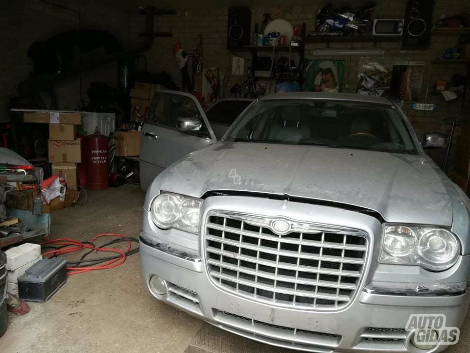 Chrysler 300C 2005 m dalys