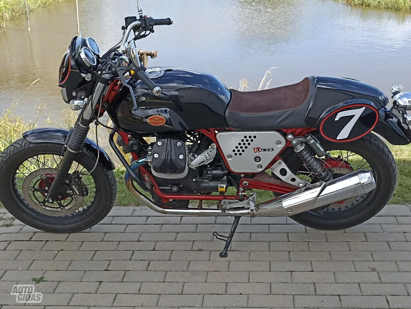 Moto Guzzi V7 2014 y Classical / Streetbike motorcycle