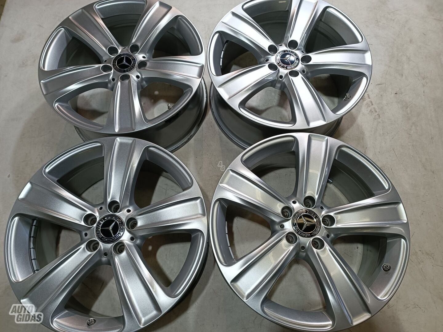 Mercedes-Benz GLC 300 R18 light alloy rims