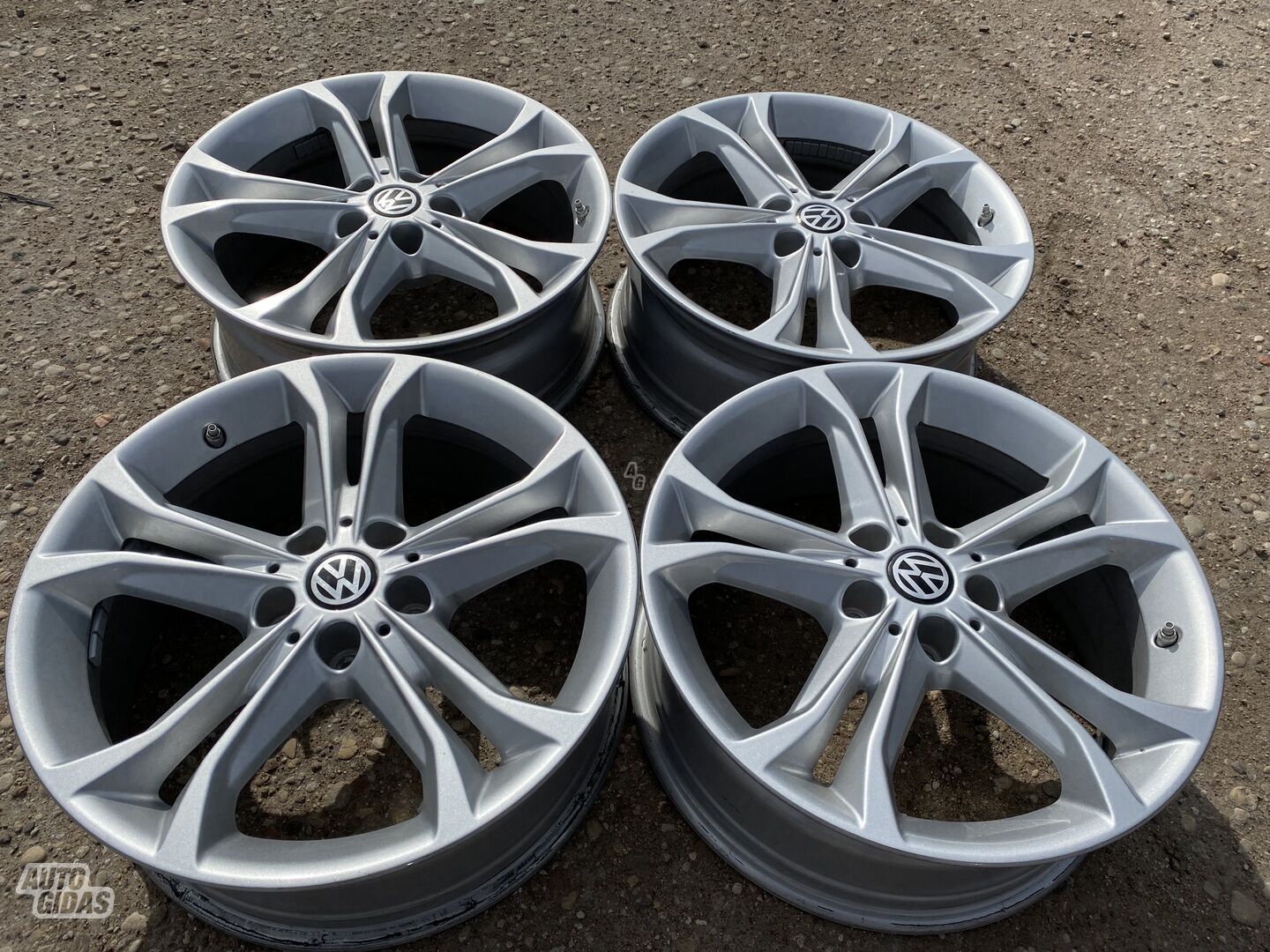 Volkswagen Siunciam, ET22 light alloy R18 rims