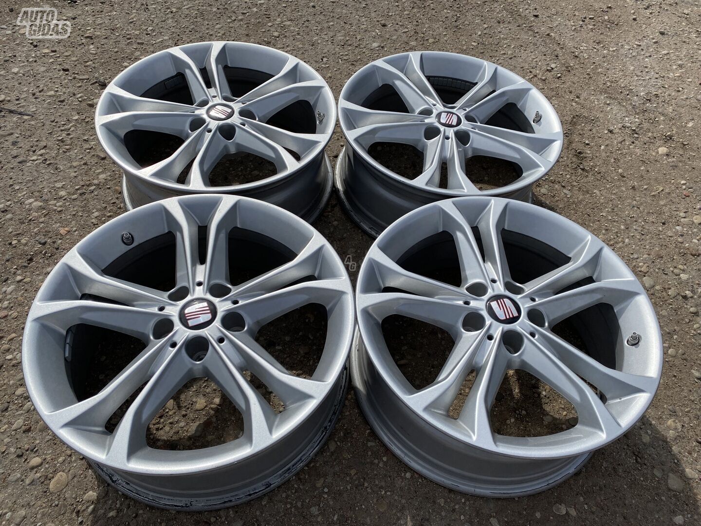 Seat Siunciam, ET22 light alloy R18 rims