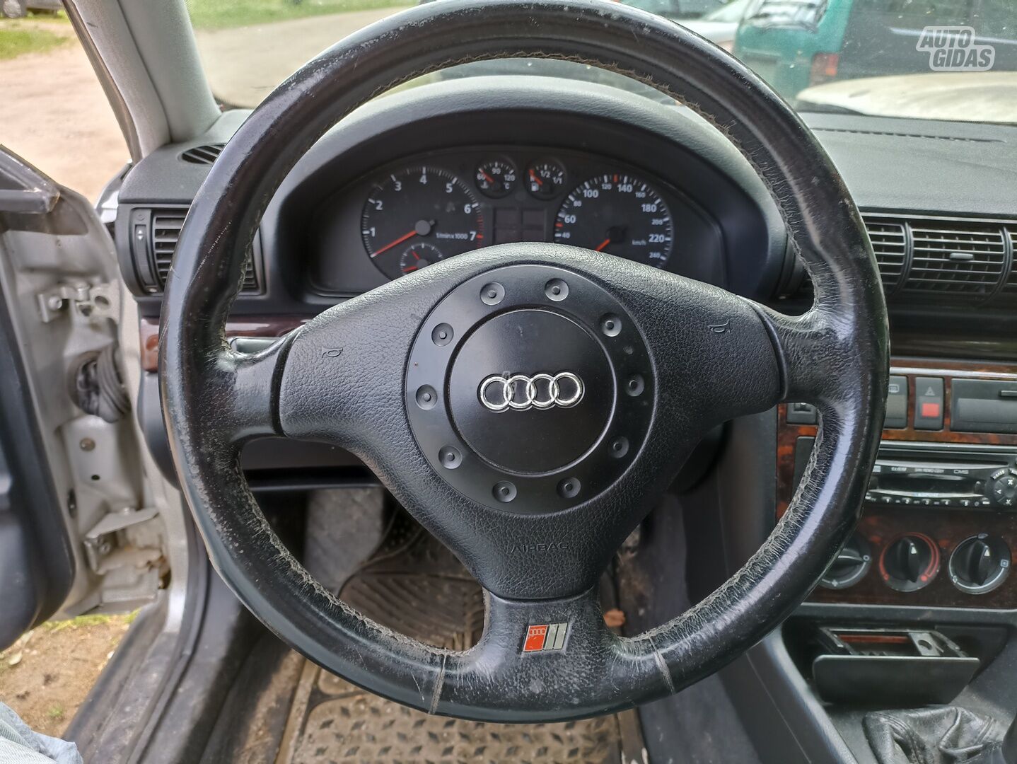 Audi A4 1995 m dalys