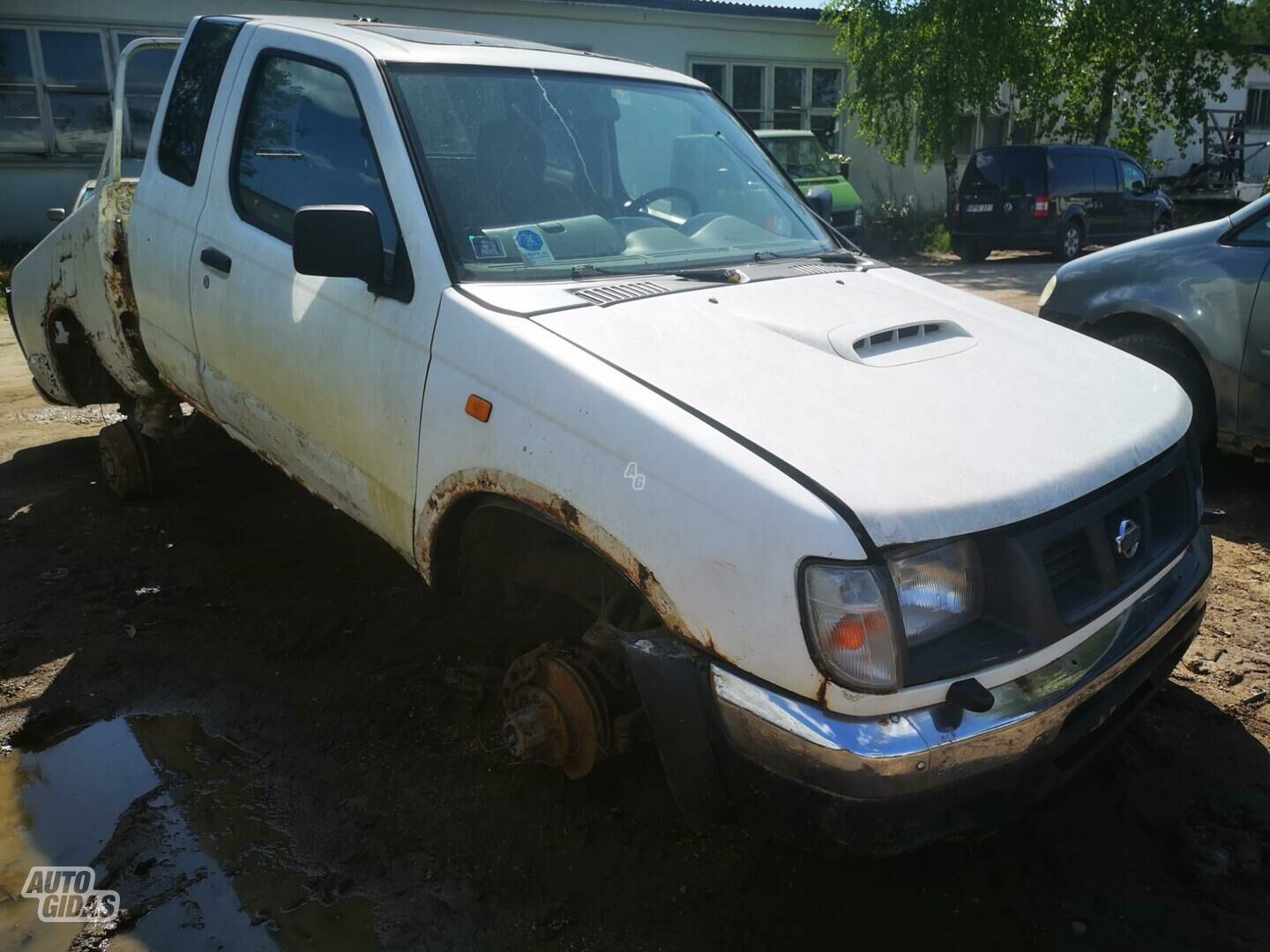 Nissan King Cab 2000 y parts