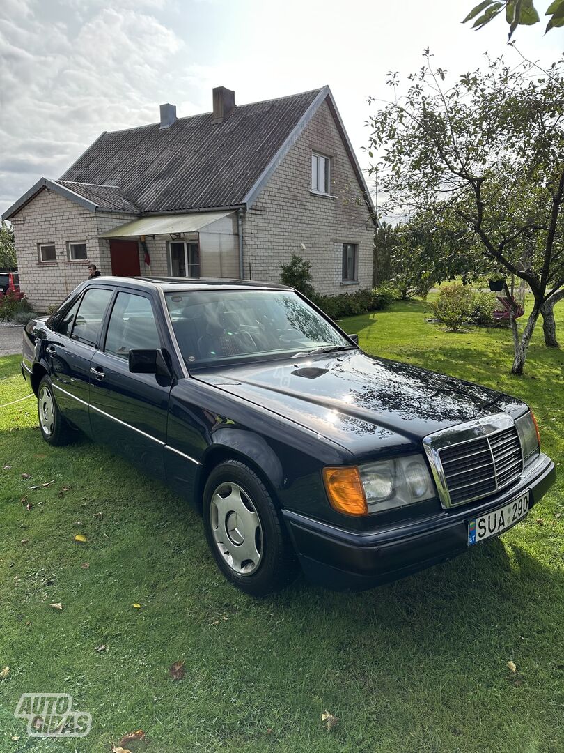 Mercedes-Benz W124 1990 y Sedan