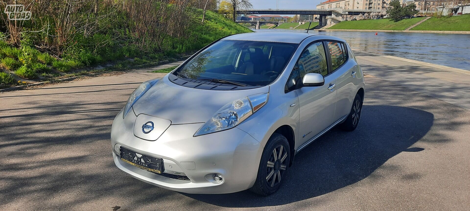 Nissan Leaf 2013 г Хэтчбек