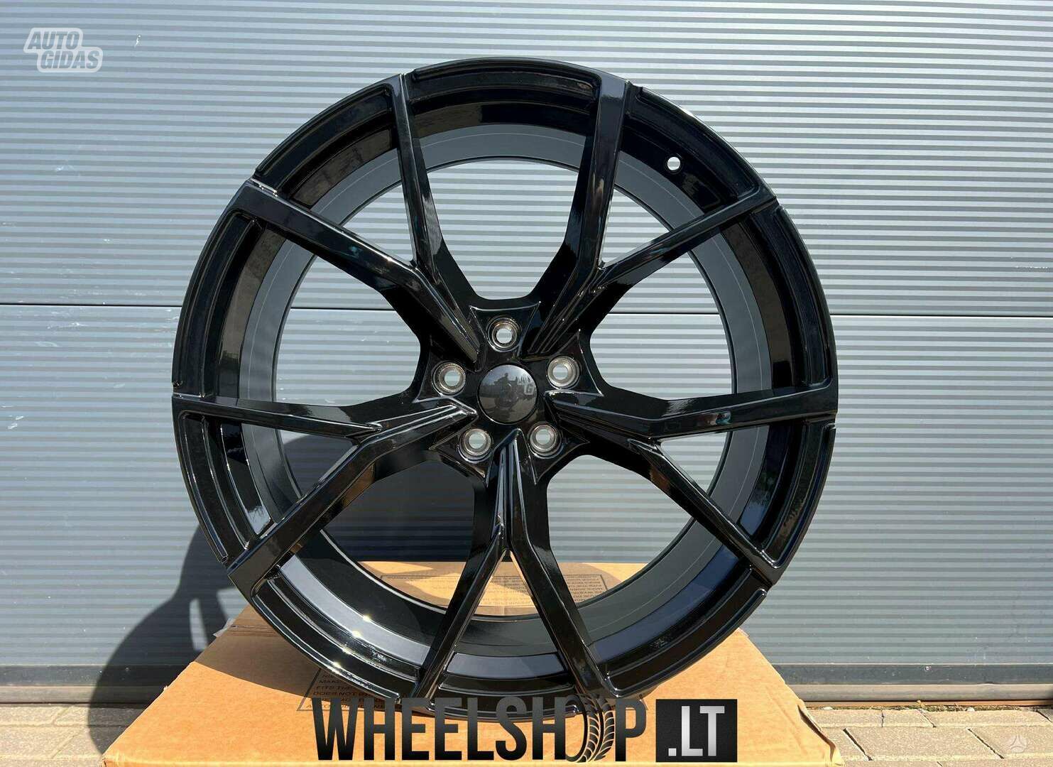 R580 Touareg Gloss Black rims