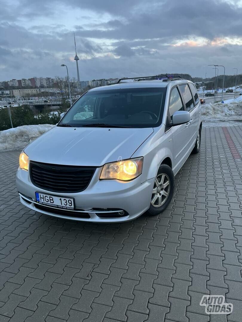 Chrysler Town & Country Touring 2011 y