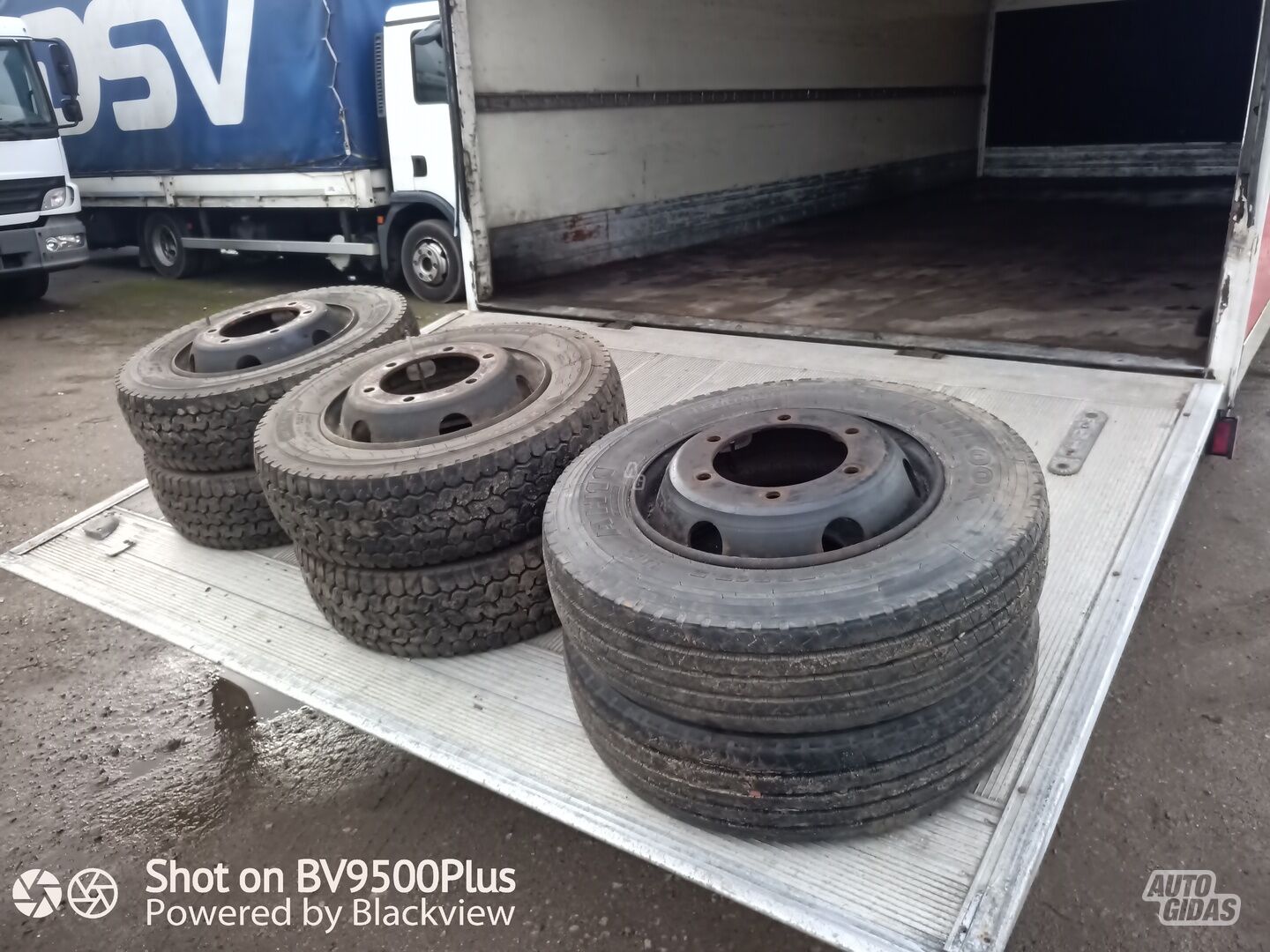 Michelin R17.5 universal tyres trucks and buses
