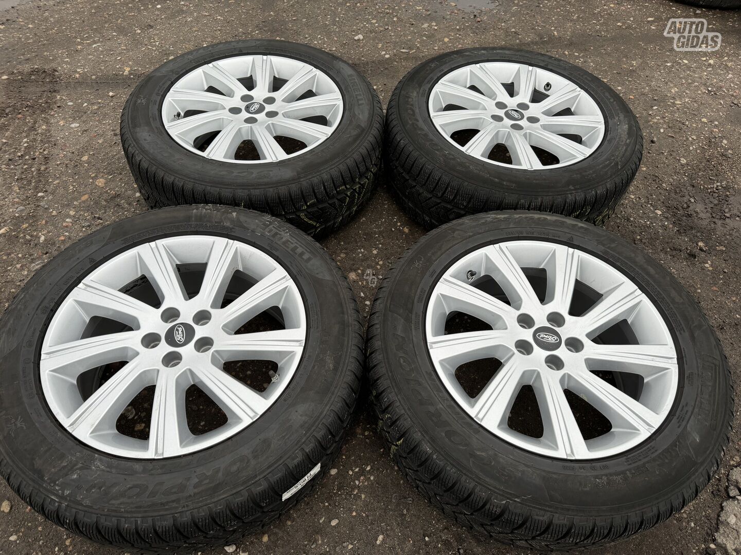 Ford Siunciam, 8J ET45 light alloy R18 rims