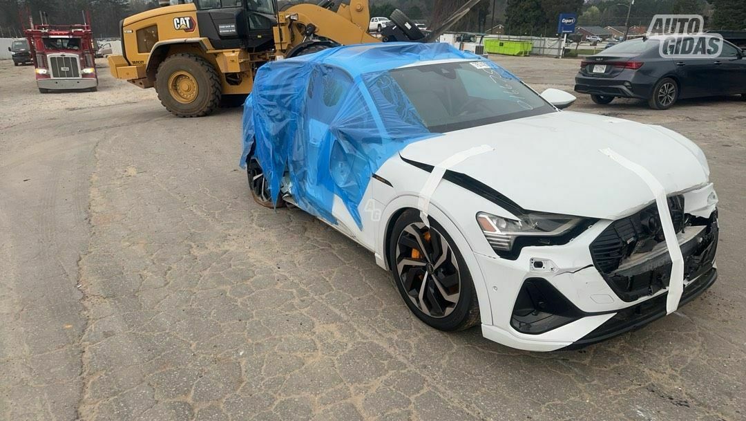 Audi E-tron 2022 г Внедорожник