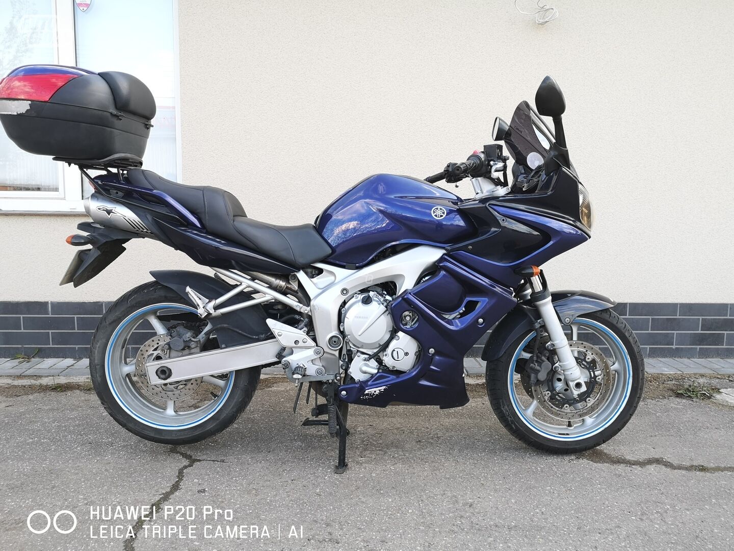 Yamaha FZR 2005 y Classical / Streetbike motorcycle