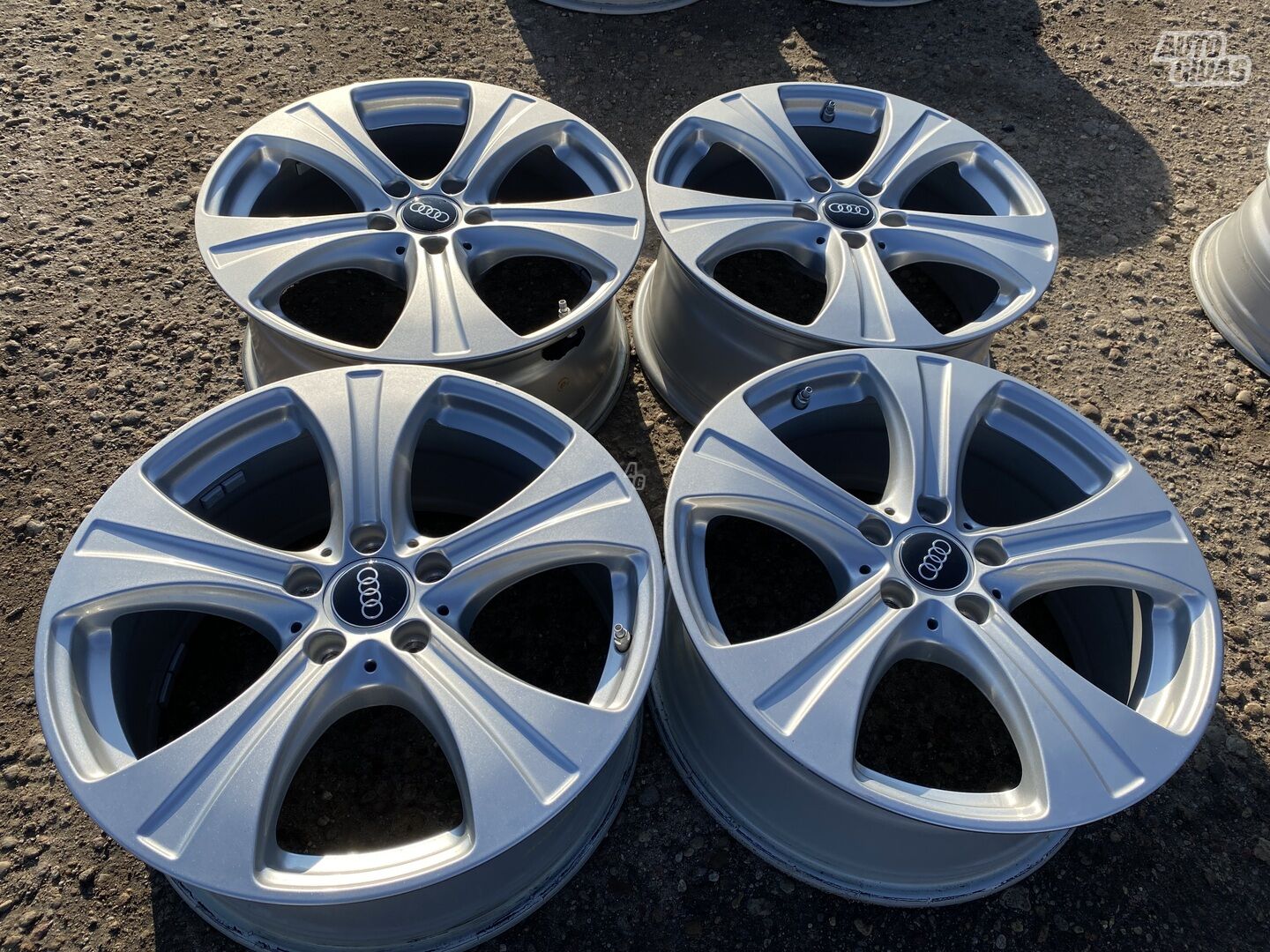 Audi Siunciam, 8J ET38 light alloy R18 rims