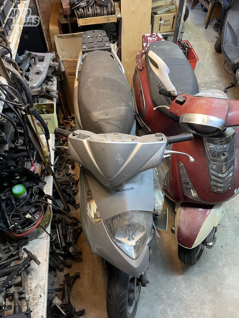 Honda Dylan 2006 y Scooter / moped