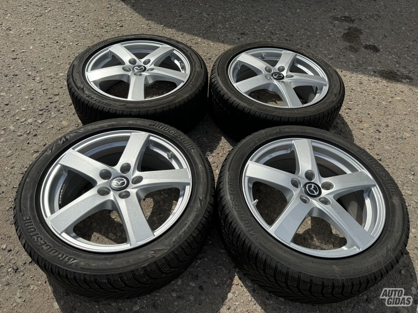 Mazda Siunciam, 7J ET50 light alloy R17 rims