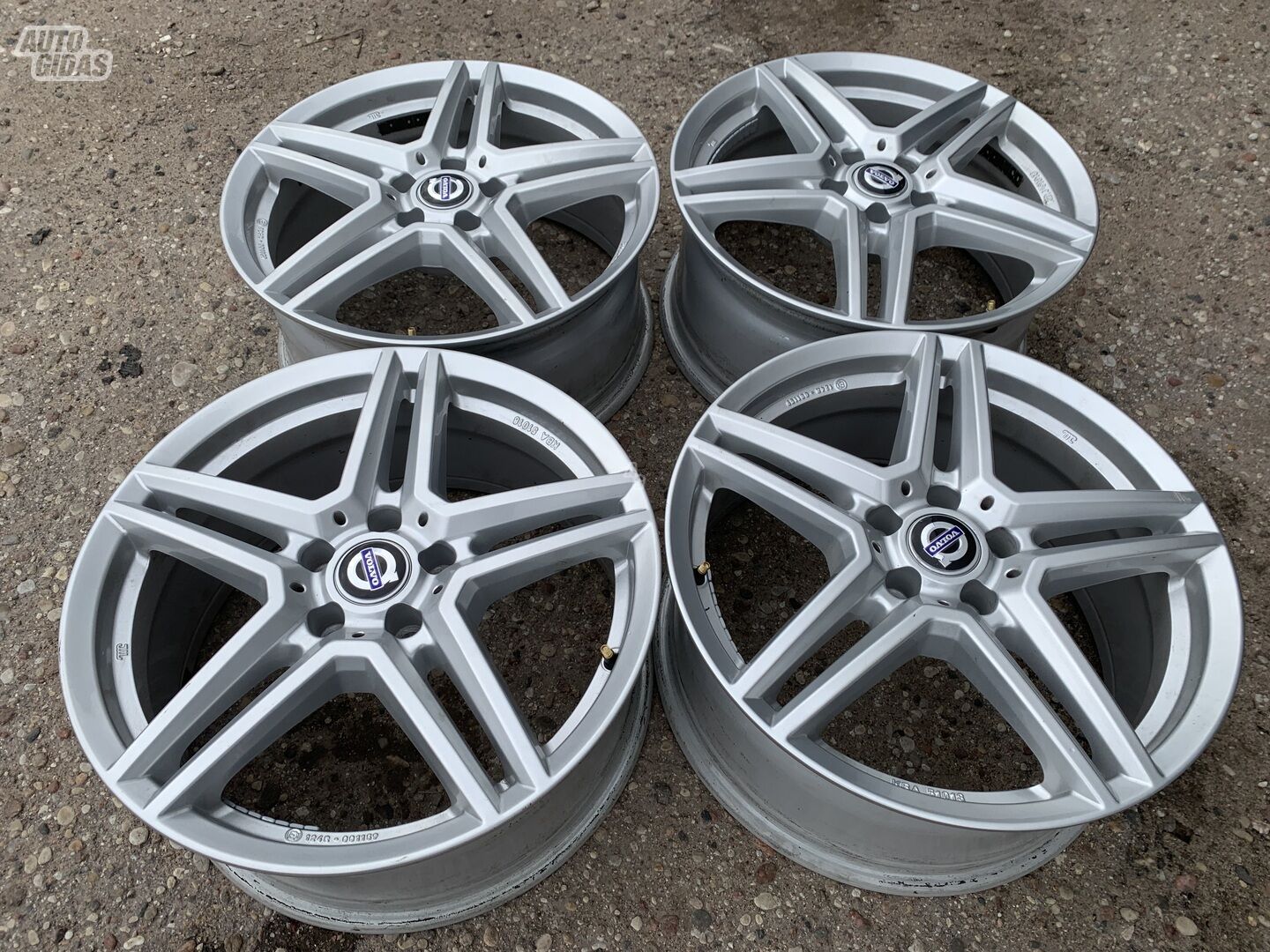 Volvo Siunciam, 8J ET42 light alloy R18 rims