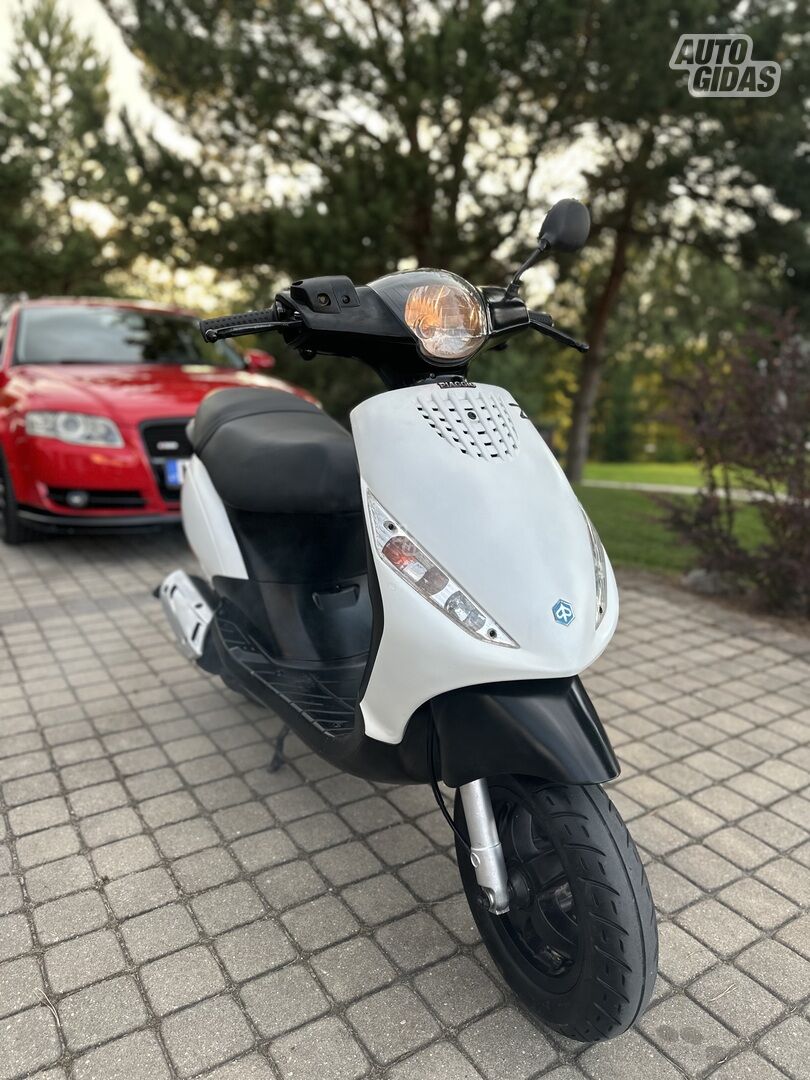Piaggio ZIP 2011 y Scooter / moped
