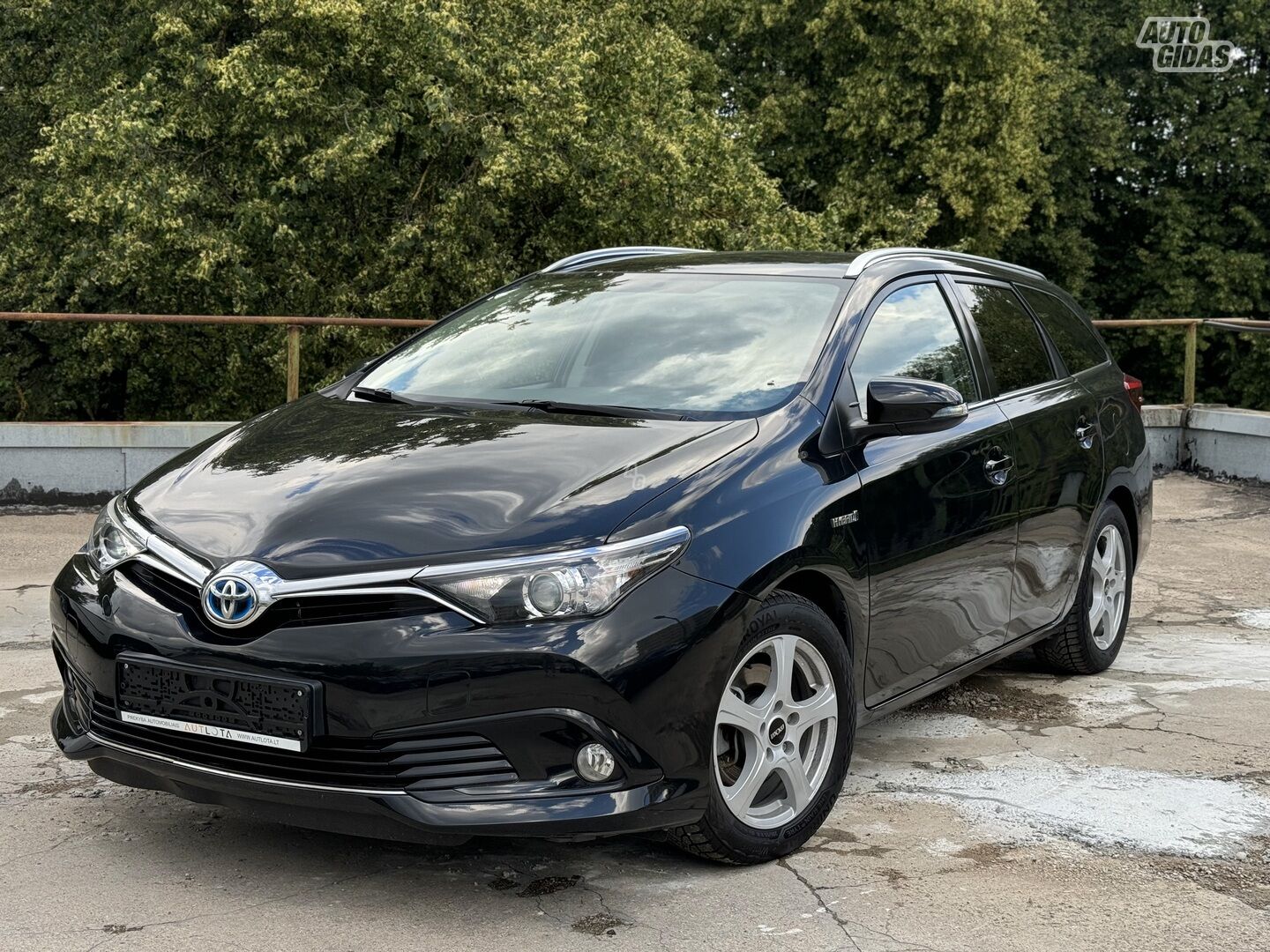 Toyota Auris Hybrid Prestige 2015 г