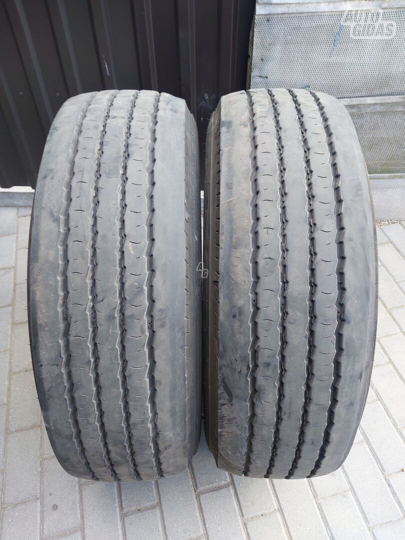 Pirelli R19.5 universal tyres trucks and buses