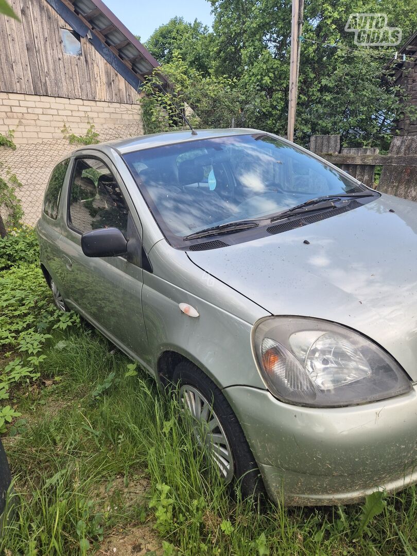 Toyota Yaris 2004 г Седан