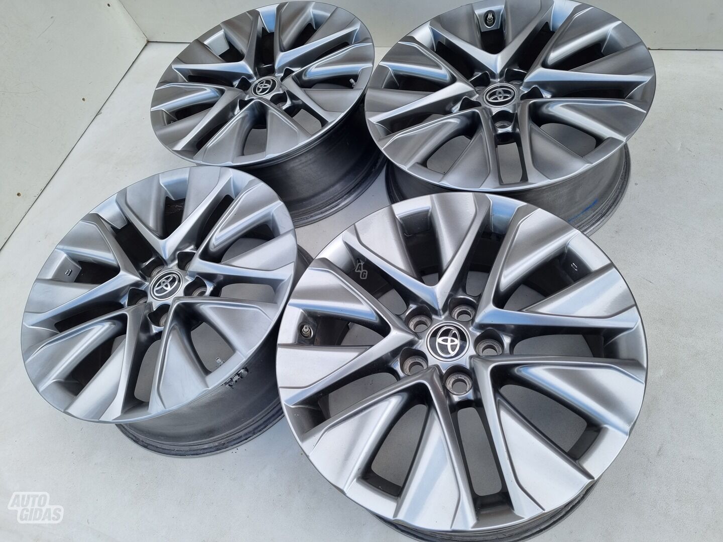 Toyota RAV4, R19 originalūs RAV4 light alloy R19 rims