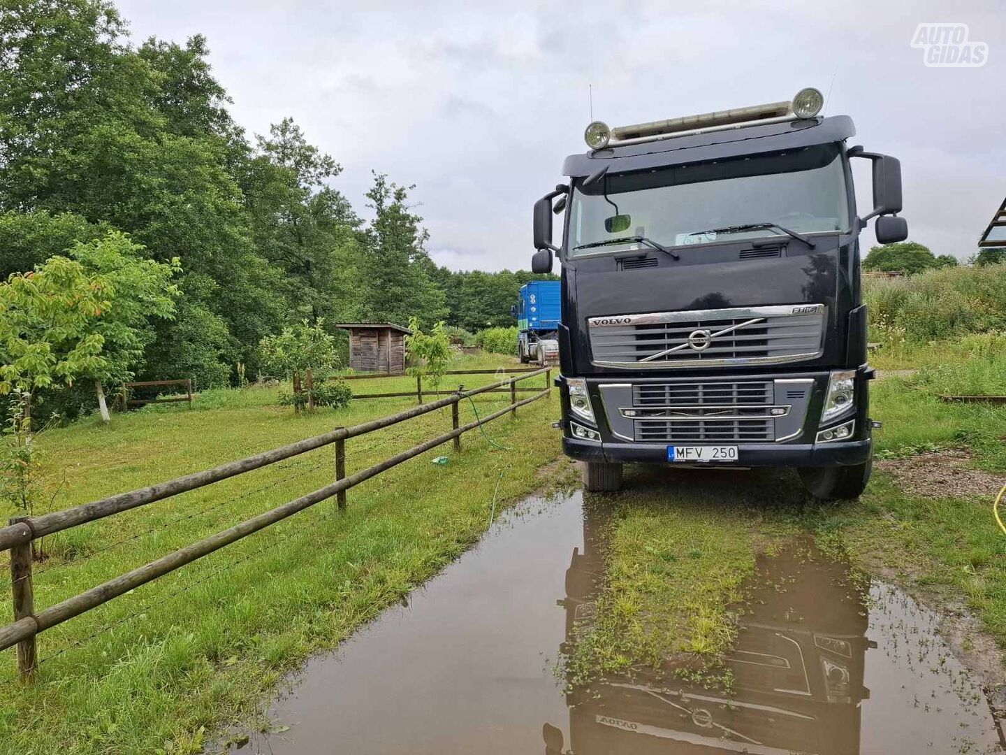 Volvo FL10 2011 y Dump truck