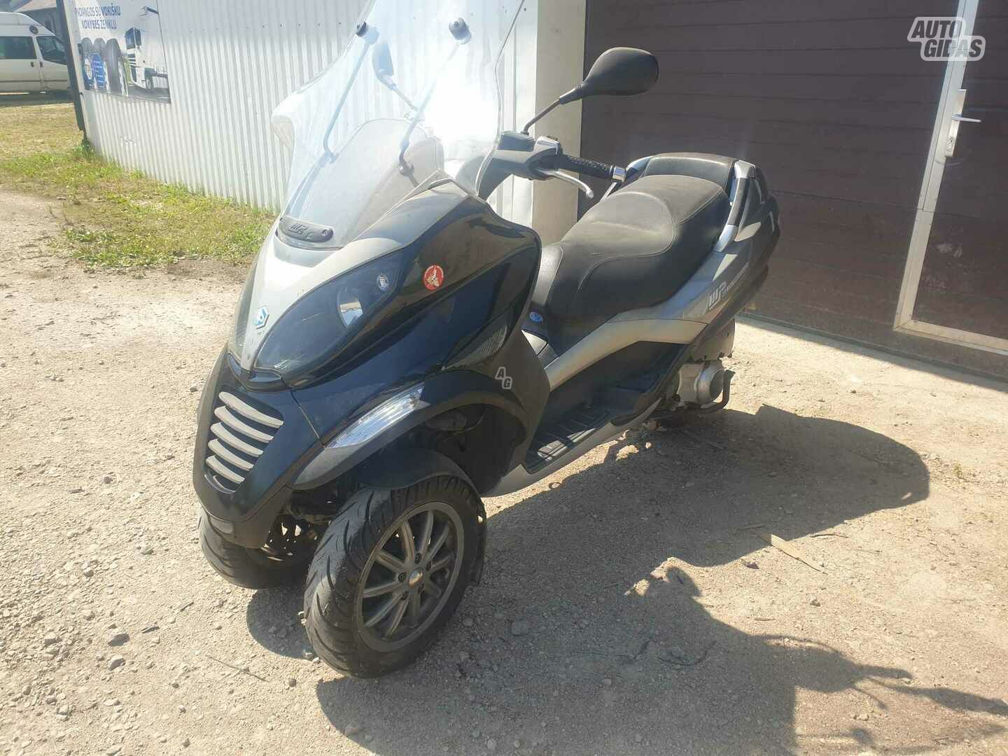 Piaggio MP-3 2007 y Three-wheel motorcycle