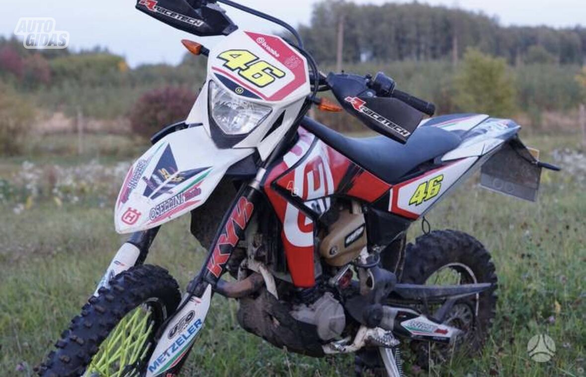 Husqvarna TE 2011 y Enduro motorcycle