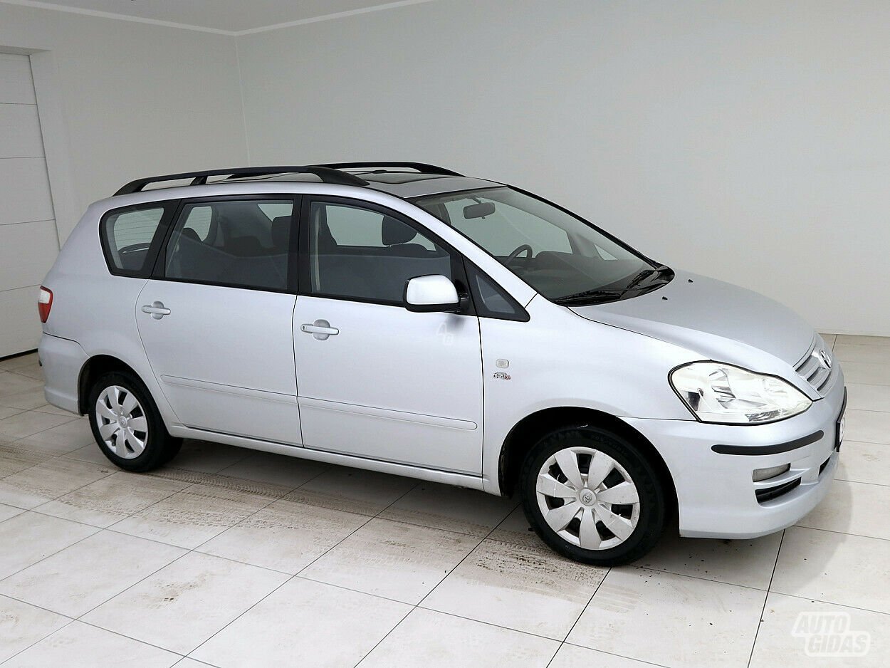 Toyota Avensis Verso D-4D 2003 г