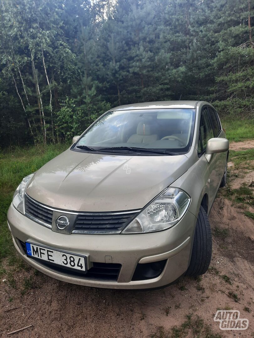 Nissan Tiida 2011 г Хэтчбек