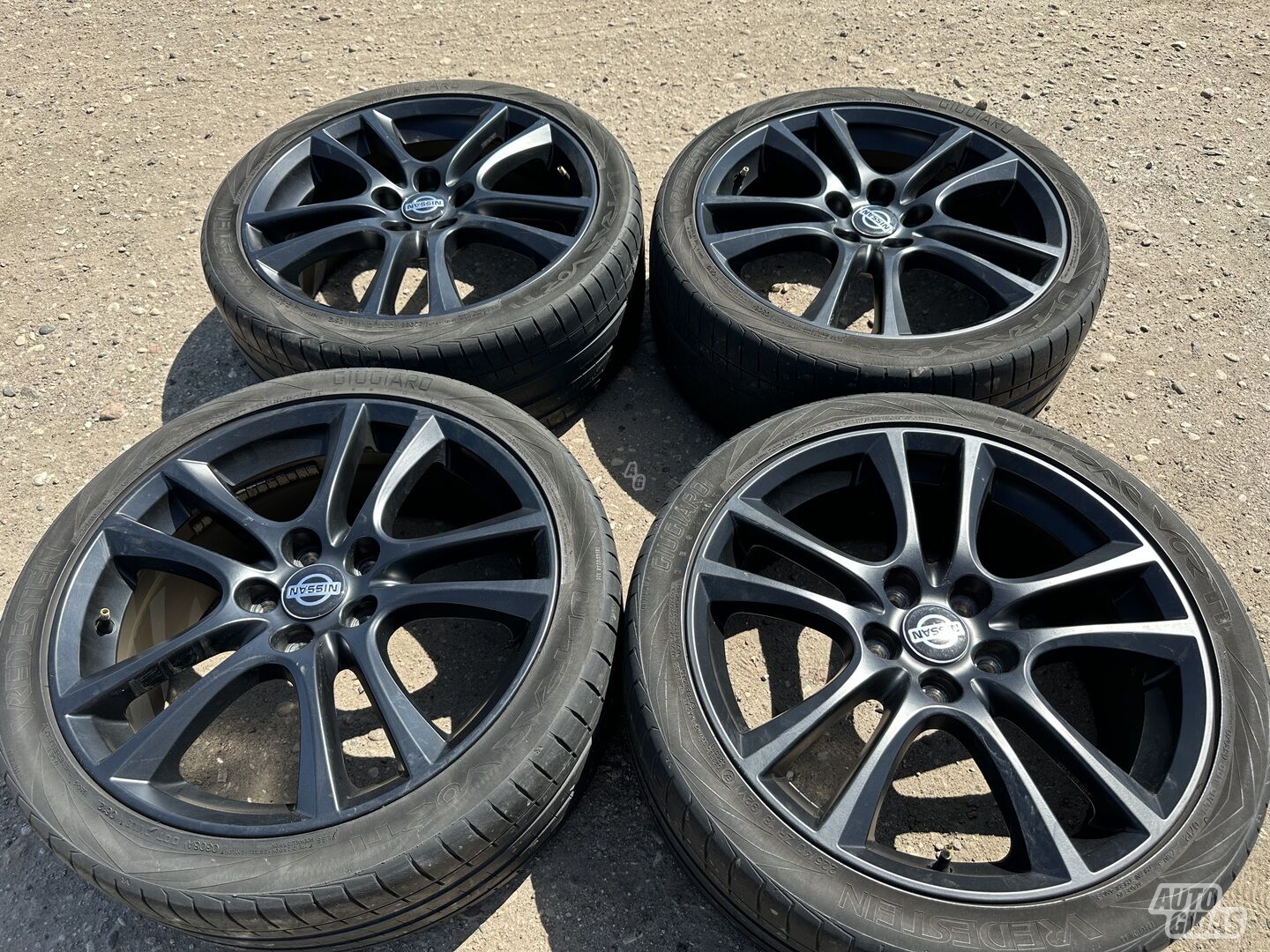 Nissan Siunciam, 7,5J ET50 light alloy R18 rims