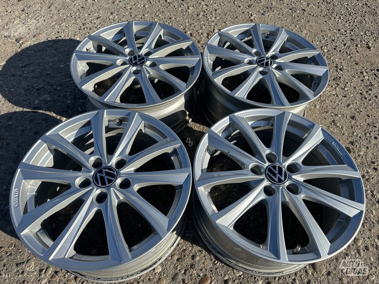 Volkswagen Siunciam, 7,5J ET30 light alloy R17 rims