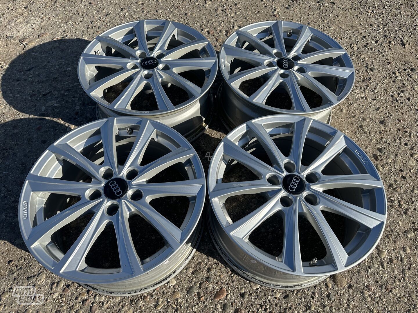 Audi Siunciam, 7,5J ET30 light alloy R17 rims