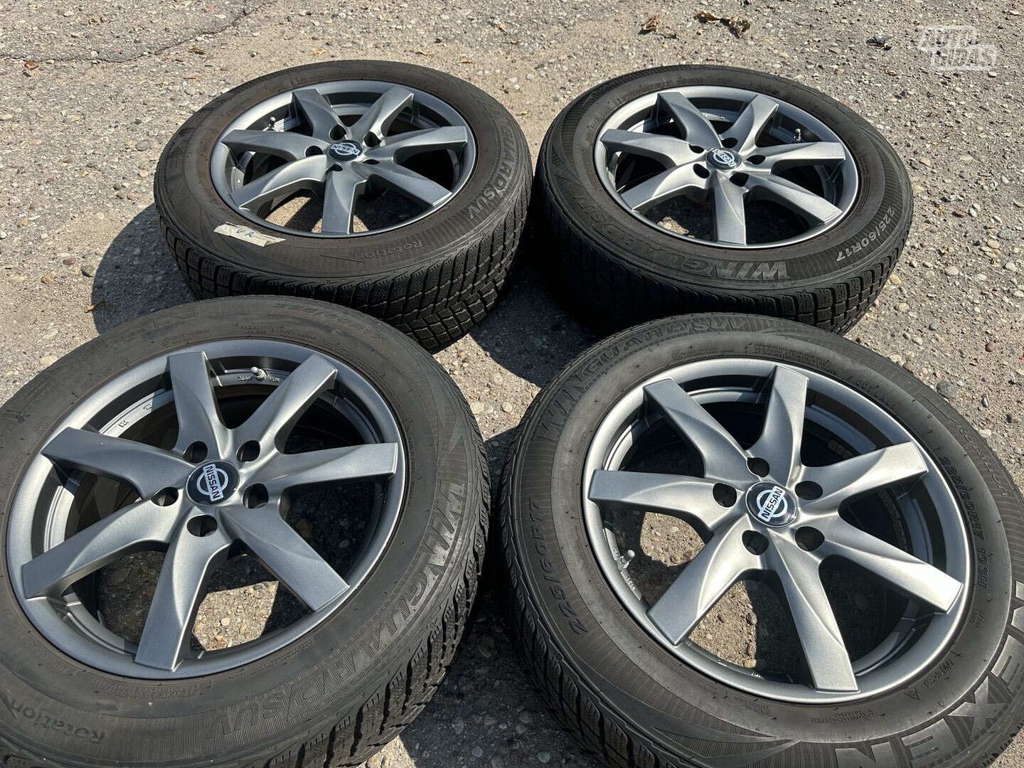 Nissan Siunciam, 7.5J ET40 light alloy R17 rims