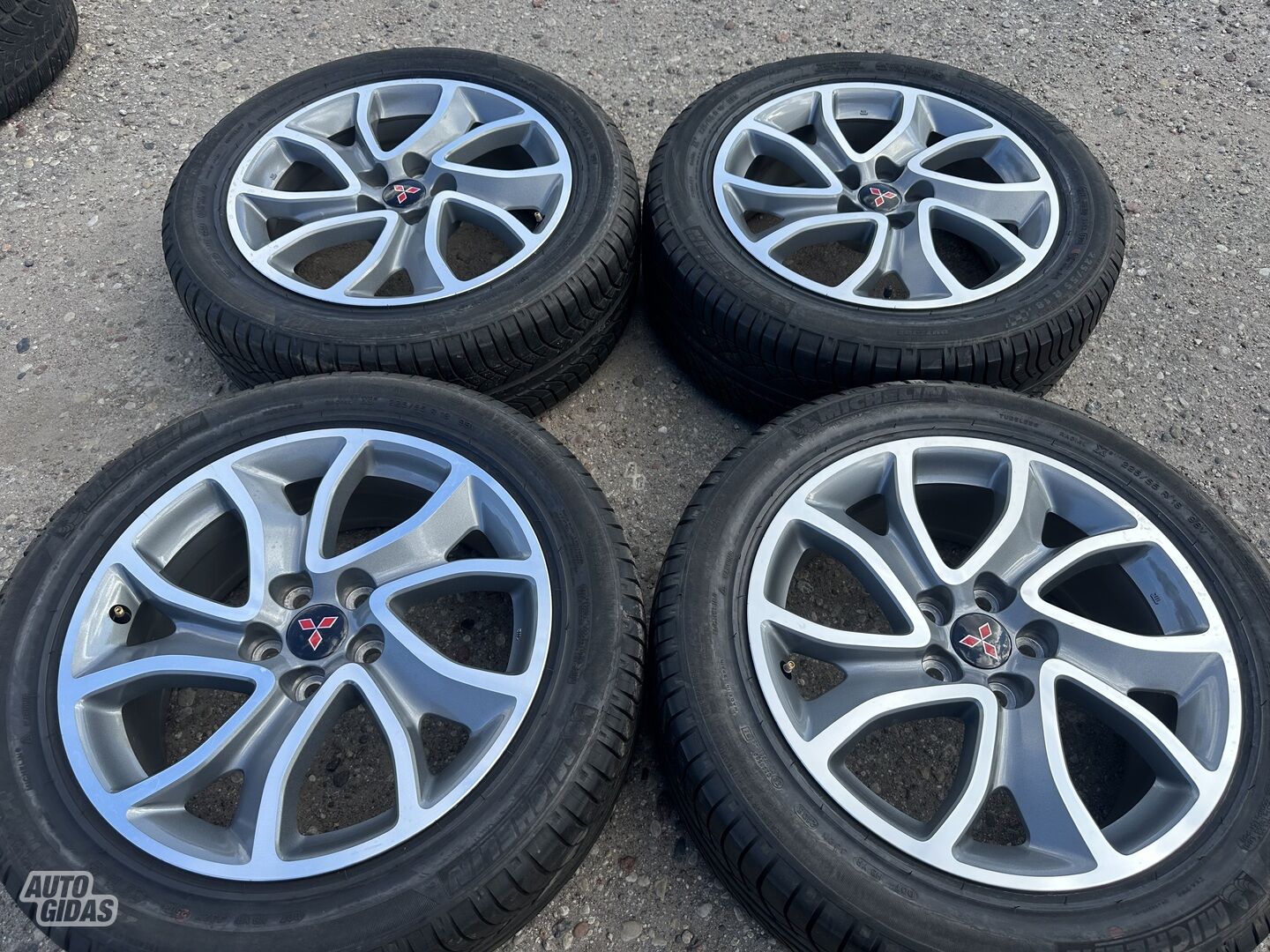 Mitsubishi Siunciam, 7J ET38 light alloy R18 rims