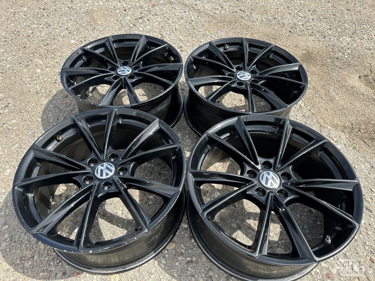 Volkswagen Siunciam, 8J ET45 light alloy R19 rims