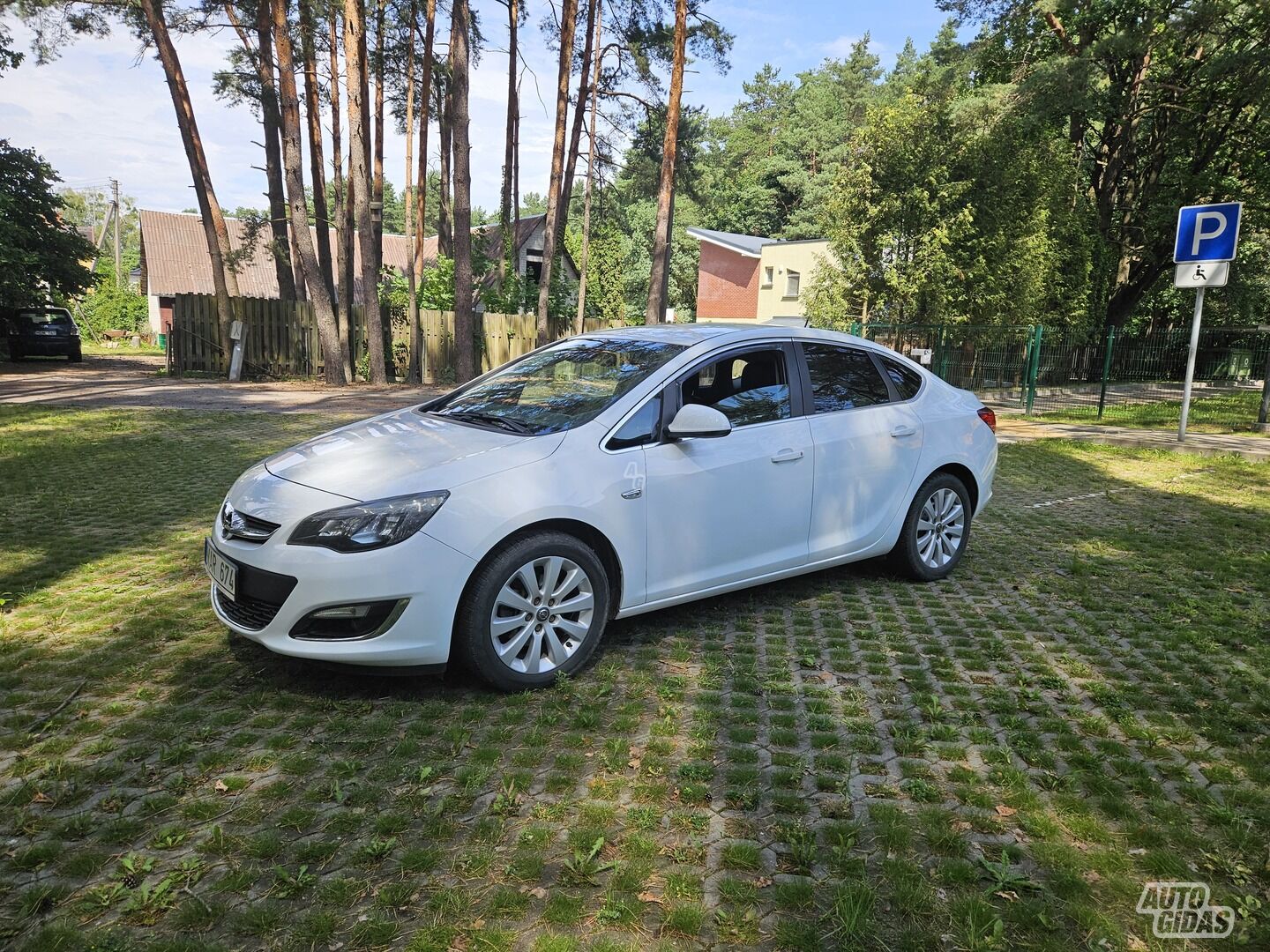 Opel Astra 2014 г Седан