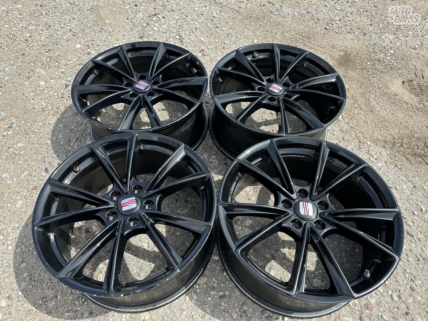 Seat Siunciam, 8J ET45 light alloy R19 rims