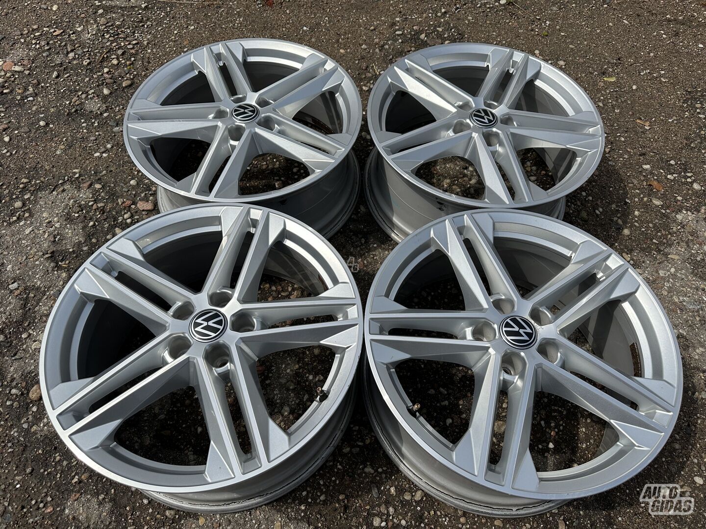 Volkswagen Siunciam, 8J ET39 light alloy R19 rims