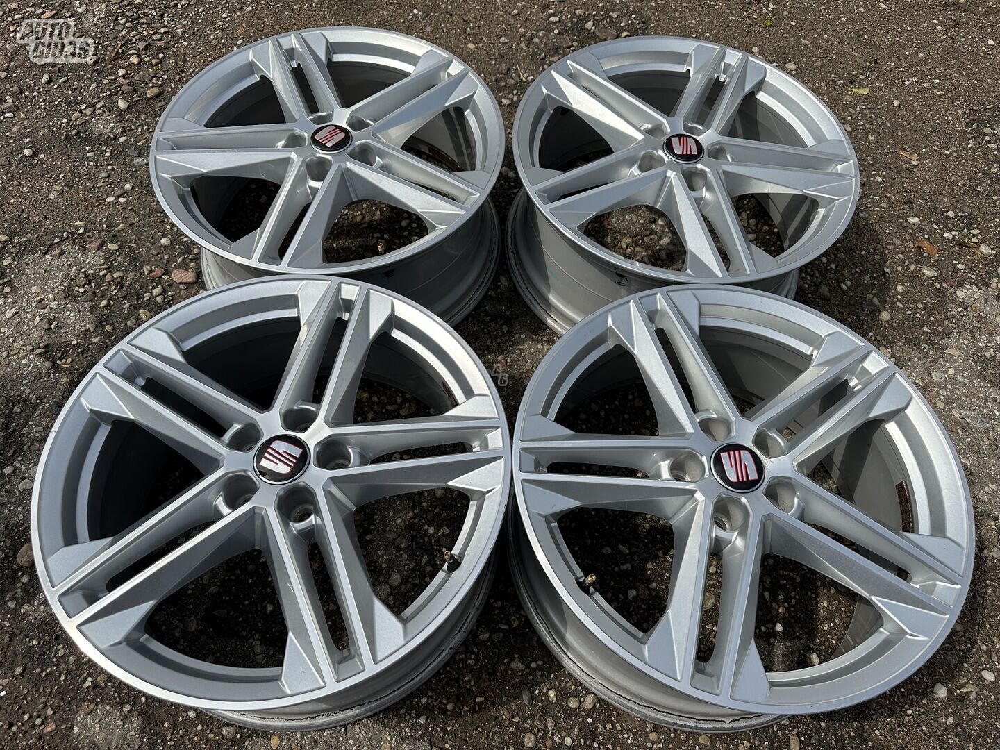 Seat Siunciam, 8J ET39 light alloy R19 rims