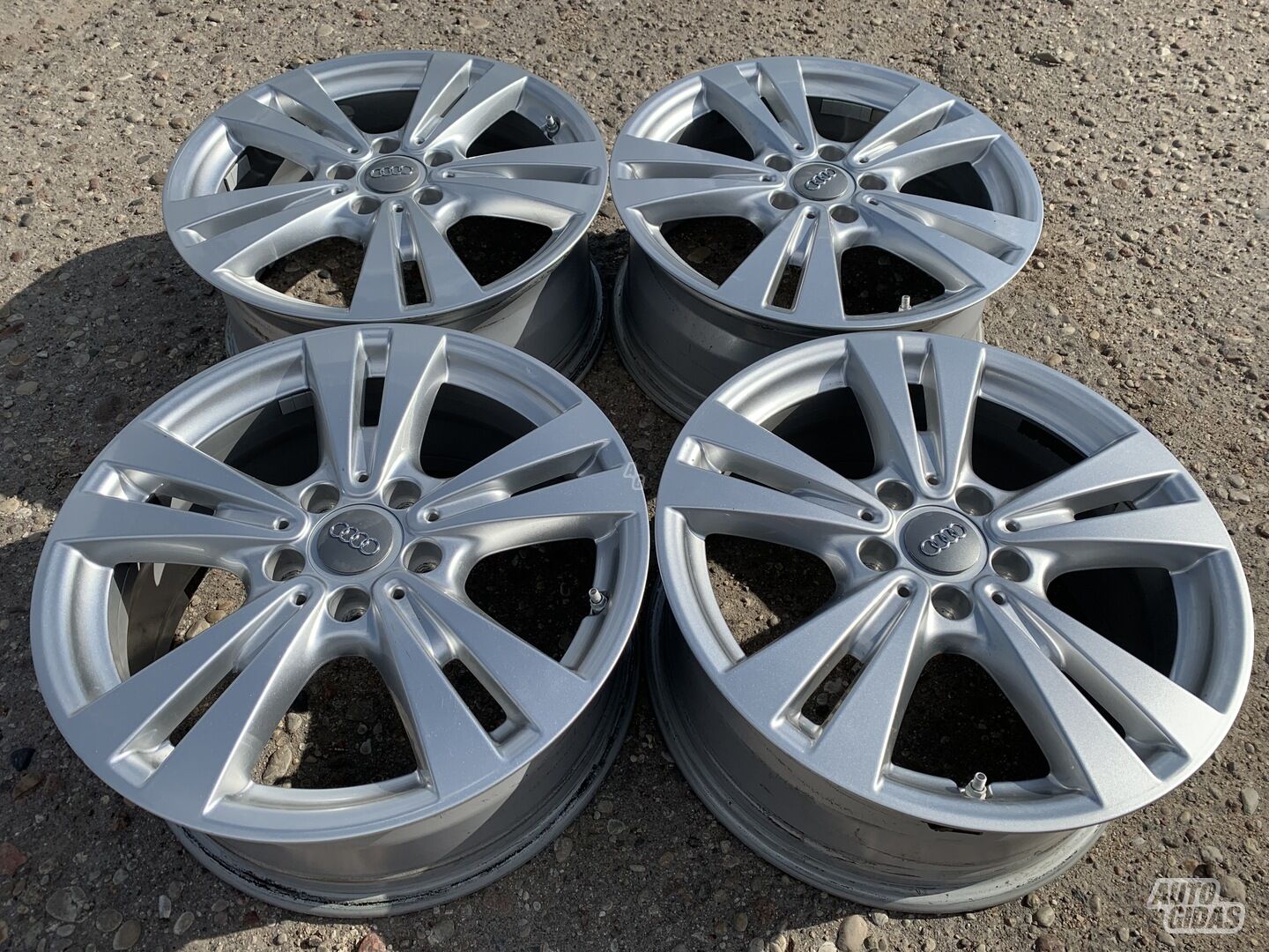 Audi Siunciam, 7,5J ET52 light alloy R17 rims