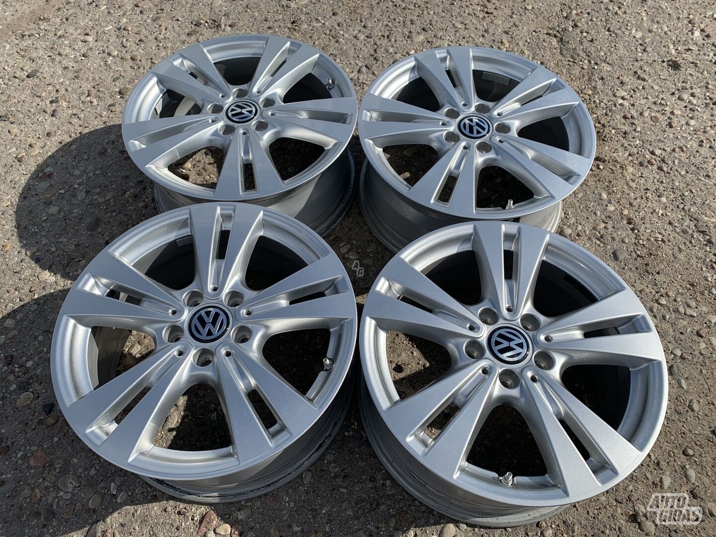 Volkswagen Siunciam, 7,5J ET52 light alloy R17 rims