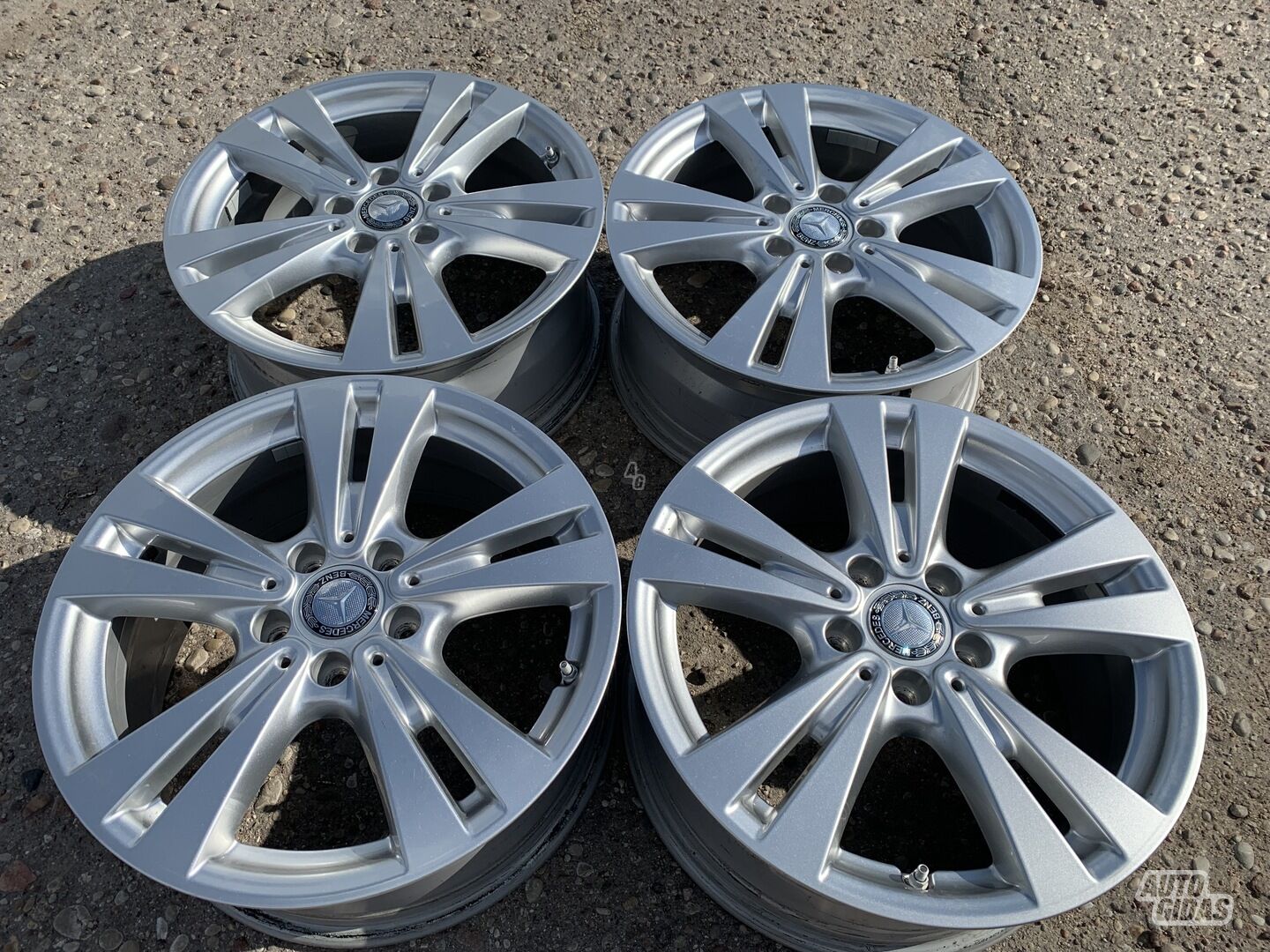 Mercedes-Benz Siunciam, 7,5J ET52 light alloy R17 rims