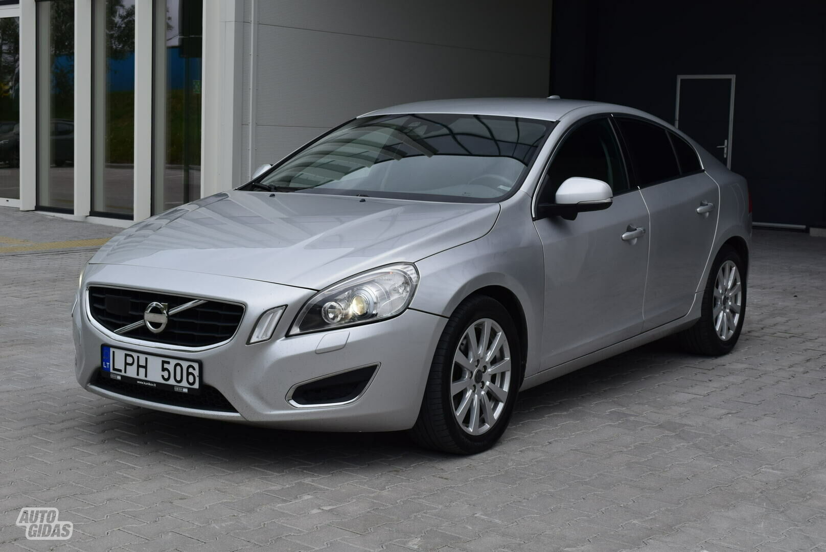 Volvo S60 2010 г Седан