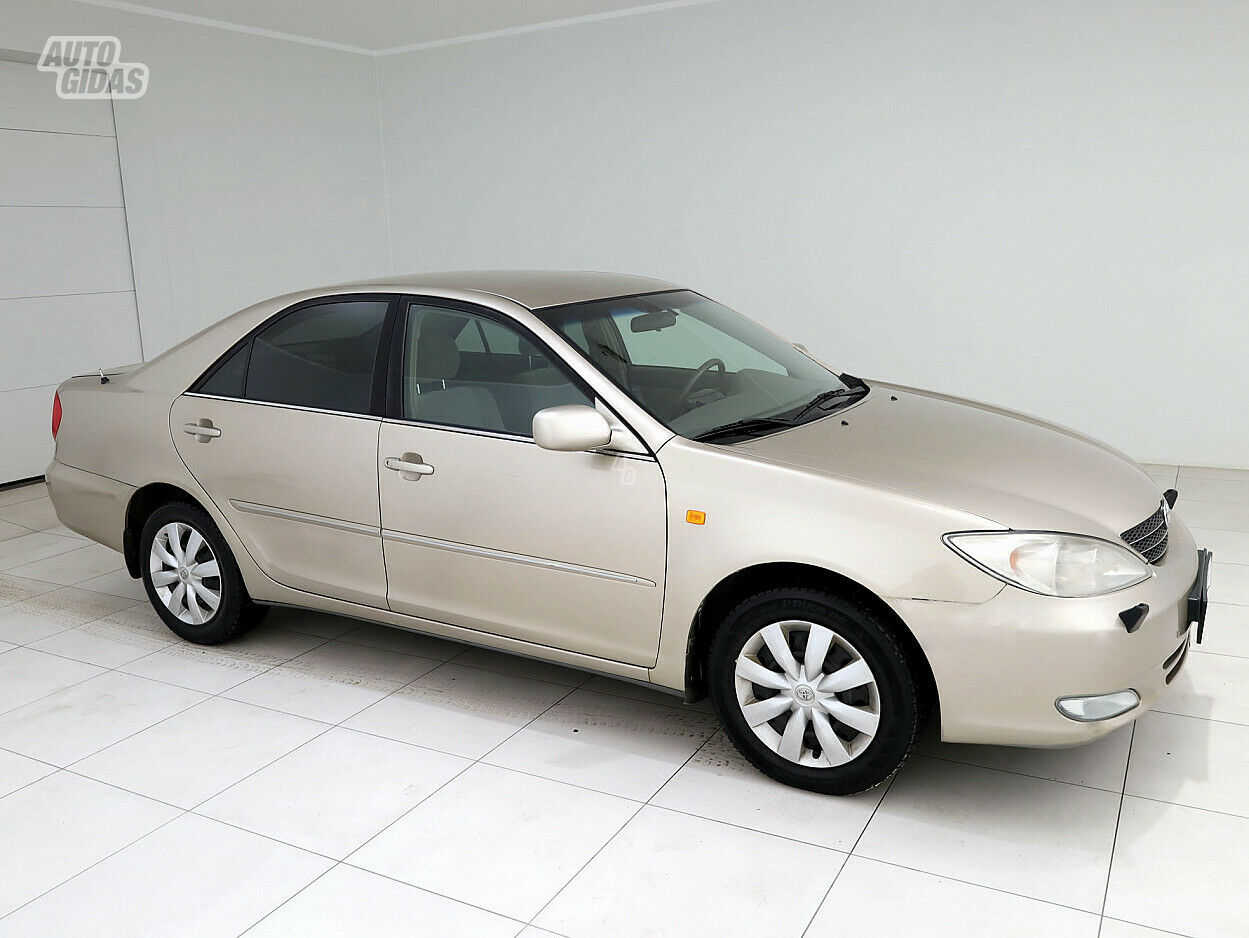 Toyota Camry 2004 г Седан