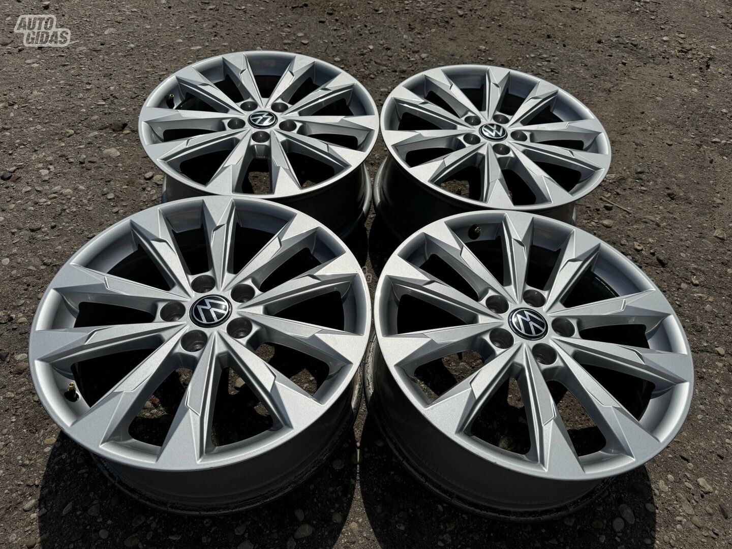 Volkswagen Siunciam, 7J ET43 light alloy R18 rims