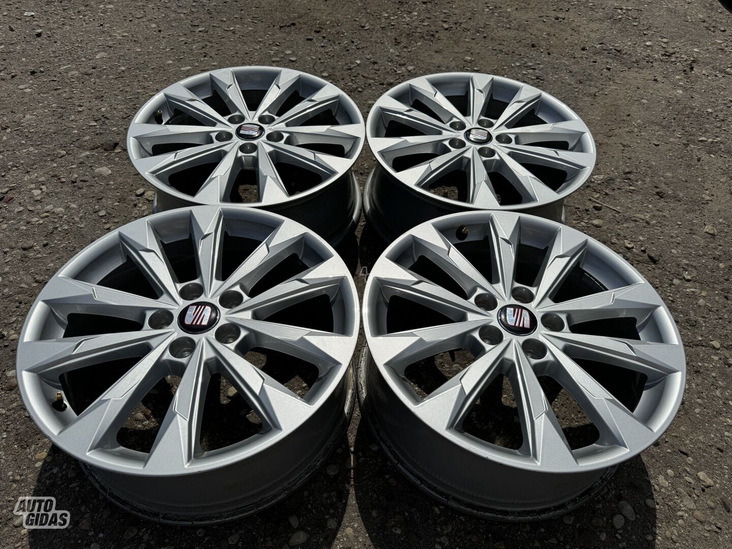 Seat Siunciam, 7J ET43 light alloy R18 rims