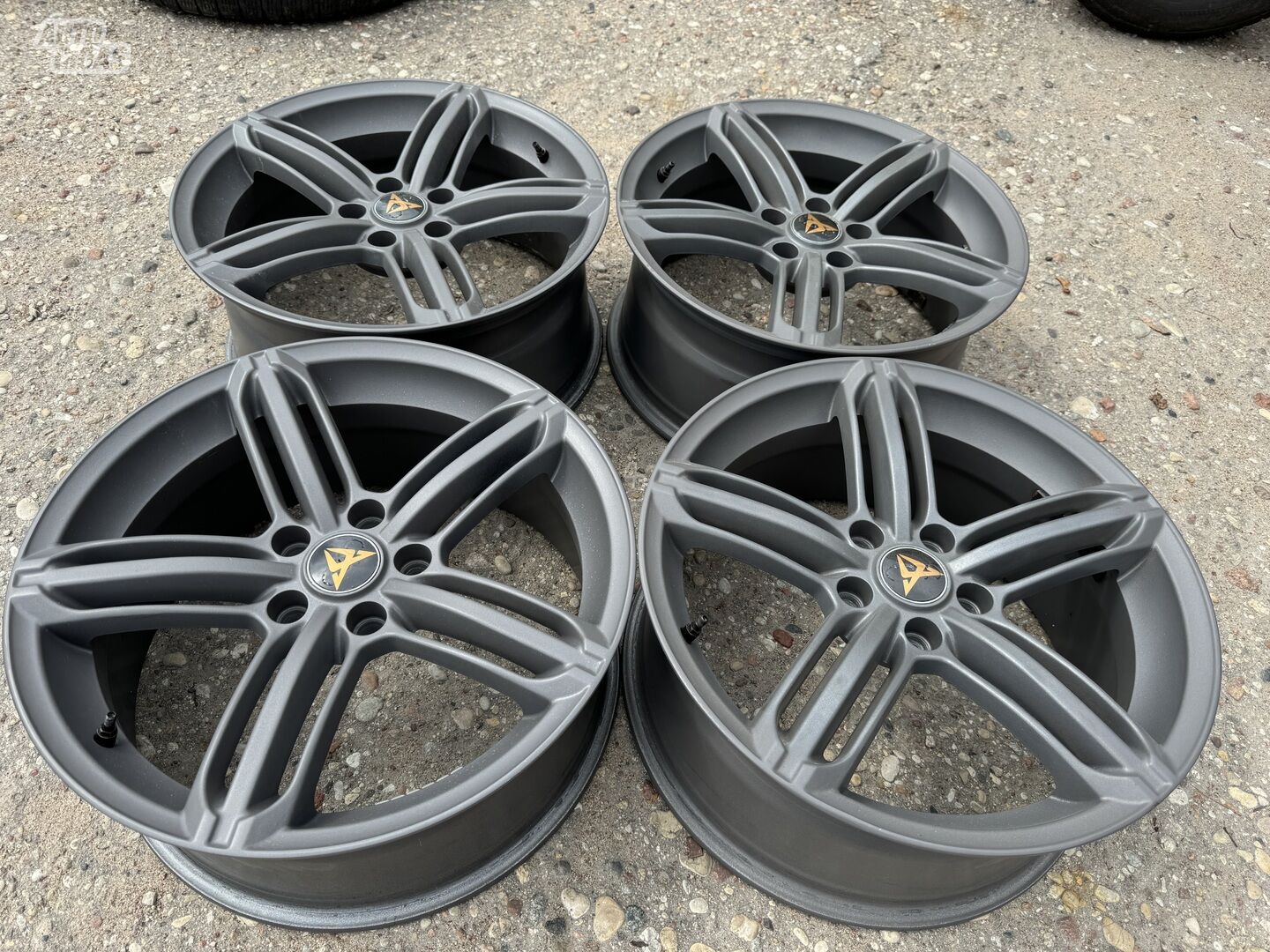 Cupra Siunciam, 8J ET35 light alloy R18 rims