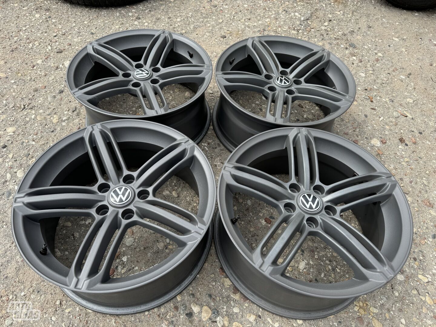 Volkswagen Siunciam, 8J ET35 light alloy R18 rims